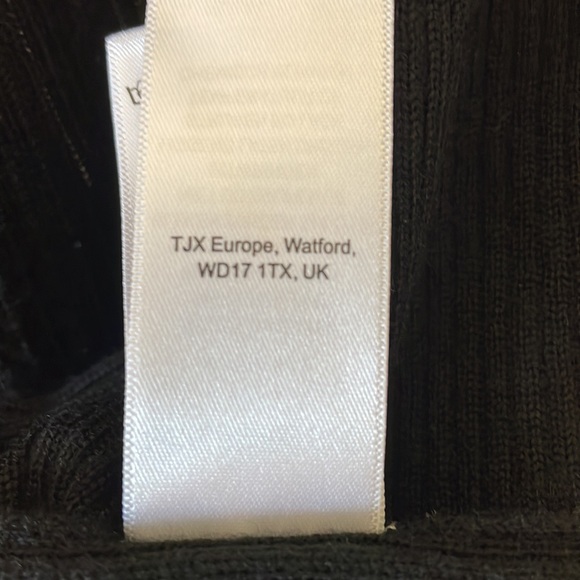 Ladies long swing black wool sweater by Nanette. Size large. - Picture 4 of 7